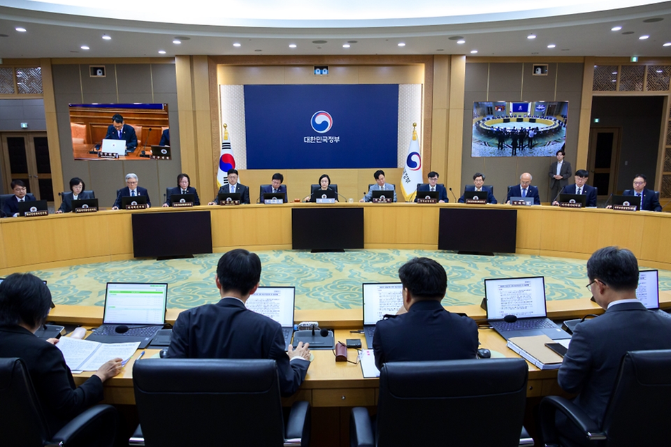 한성숙 국무총리가 9월 22일 세종시 정부세종청사에서 열린 국무회의를 주재하고 있다.