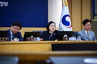 한성숙 국무총리가 9월 22일 세종시 정부세종청사에서 열린 국무회의를 주재하고 있다.