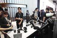 9월 22일 서울 강남구 코엑스 그랜드볼룸에서 열린 2026 휴머노이드 서밋 서울에서 AI로봇이 다양한 손동작 시연을 선보이고 있다. 