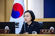 한성숙 국무총리가 9월 22일 세종시 정부세종청사에서 열린 국무회의를 주재하고 있다.