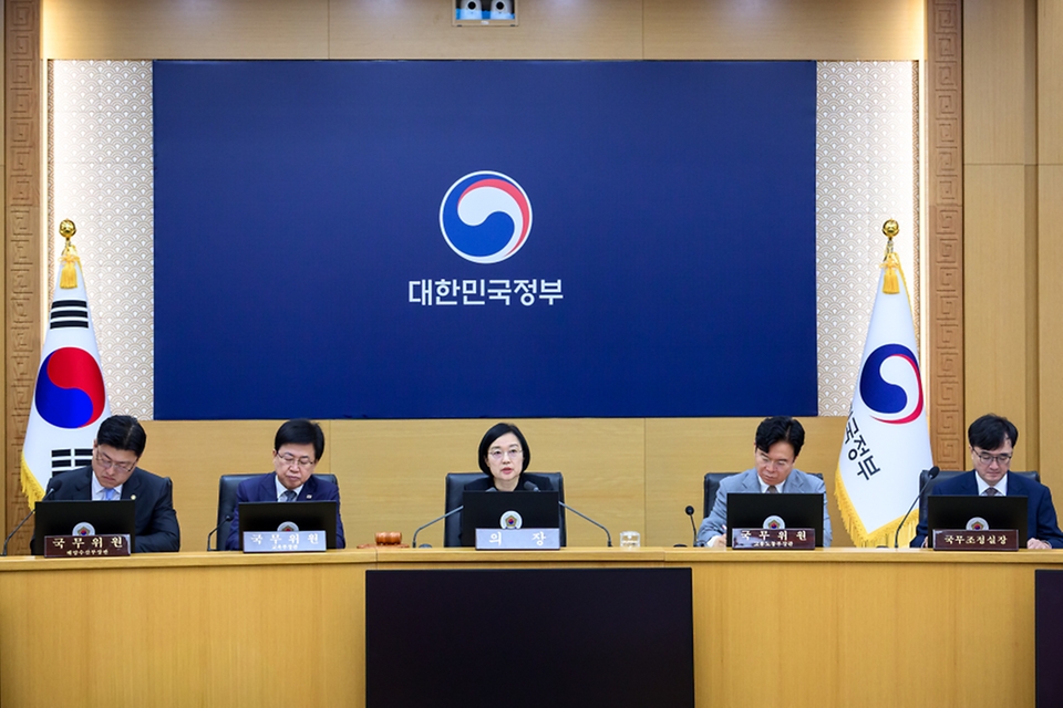한성숙 국무총리가 9월 22일 세종시 정부세종청사에서 열린 국무회의를 주재하고 있다.