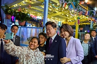 유엔총회 참석차 미국 뉴욕을 방문한 이재명 대통령과 김혜경 여사가 9월 21일(현지 시간) 코리아타운을 방문해 현지 어린이들과 기념촬영을 하고 있다.