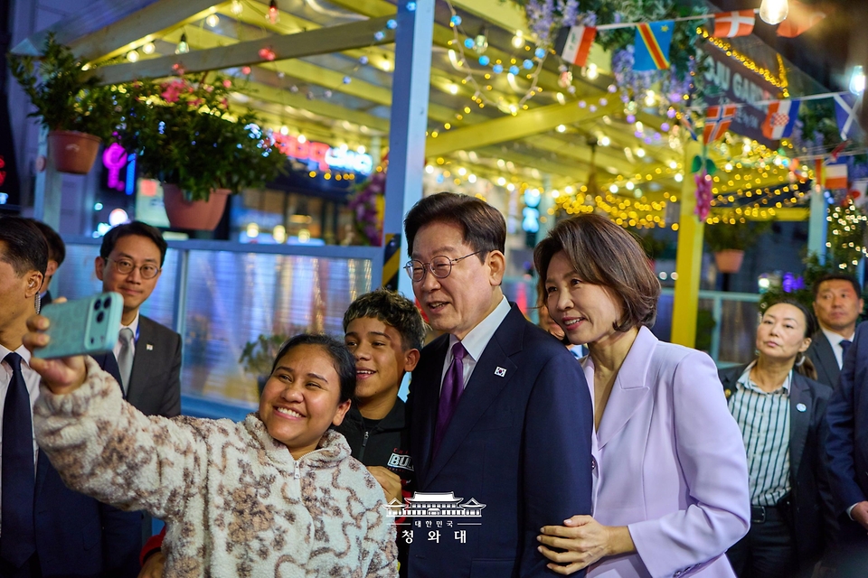 유엔총회 참석차 미국 뉴욕을 방문한 이재명 대통령과 김혜경 여사가 9월 21일(현지 시간) 코리아타운을 방문해 현지 어린이들과 기념촬영을 하고 있다.