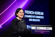한성숙 국무총리가 9월 22일 서울 중구 반얀트리 호텔에서 열린 주한 독일ㆍ프랑스 상공회의소 공동만찬 개회식에서 축사하고 있다.