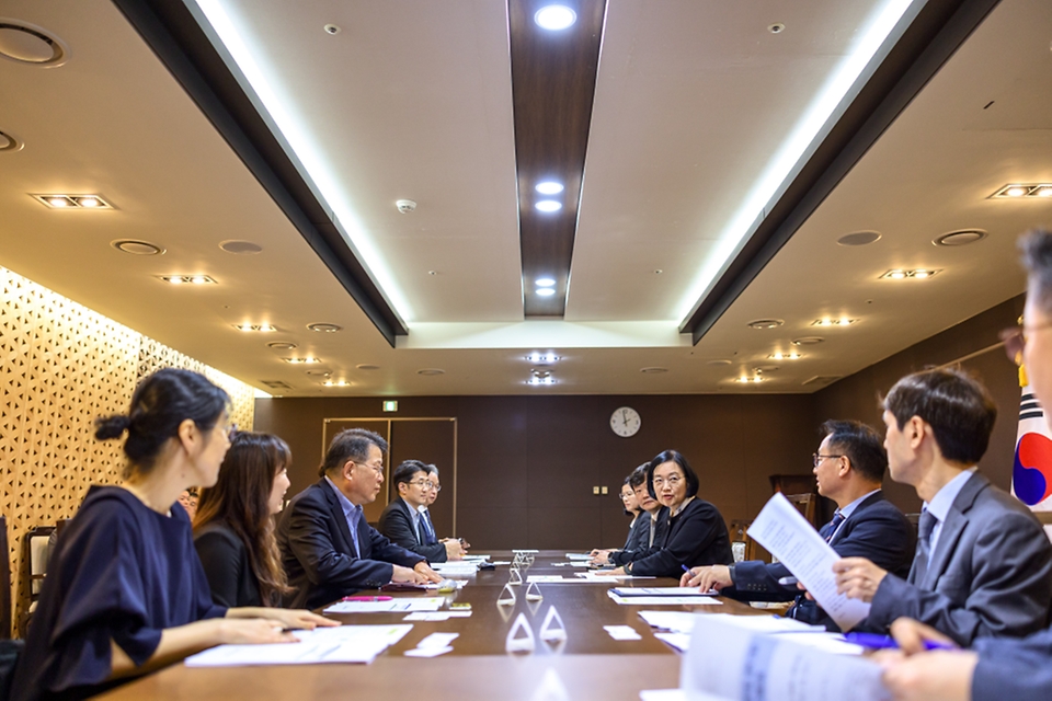 한성숙 국무총리가 9월 22일 세종시 정부세종청사에서 제1차 생명지킴 정책 간담회를 주재하고 있다.