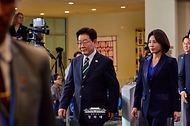이재명 대통령과 김혜경 여사가 9월 22일(현지 시간) 미국 뉴욕 유엔본부에서 총회장으로 이동하고 있다.