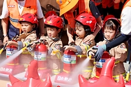 9월 17일 서울 여의도공원에서 열린 ‘2026년 서울안전한마당’ 행사에서 어린이들이 물소화기 체험을 하고 있다. 올해로 20회를 맞는 행사에는 75개 기관·단체가 참여해 화재 안전, 재난 안전, 생활안전, 교통안전, 몸·마음 건강, 어울림 등 6개 분야 69개 프로그램을 운영한다.