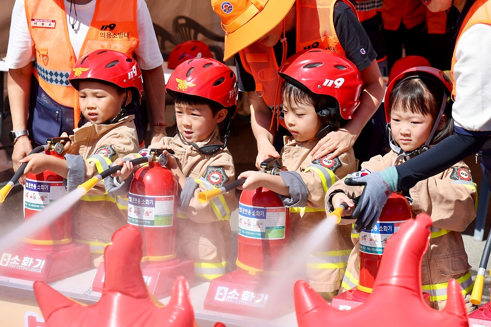 9월 17일 서울 여의도공원에서 열린 ‘2026년 서울안전한마당’ 행사에서 어린이들이 물소화기 체험을 하고 있다. 올해로 20회를 맞는 행사에는 75개 기관·단체가 참여해 화재 안전, 재난 안전, 생활안전, 교통안전, 몸·마음 건강, 어울림 등 6개 분야 69개 프로그램을 운영한다.