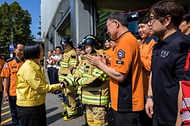 한성숙 국무총리가 9월 23일 추석연휴 비상근무기관인 서초경찰서와 서초소방서에 방문하고 근무자를 격려하고 있다.