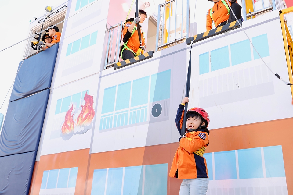 9월 17일 서울 여의도공원에서 열린 ‘2026년 서울안전한마당’ 행사에서 어린이들이 체험을 하고 있다.