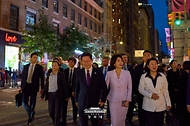 유엔총회 참석차 미국 뉴욕을 방문한 이재명 대통령과 김혜경 여사가 9월 21일(현지 시간) 코리아타운을 방문해 현장을 둘러보고 있다.