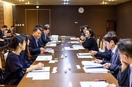 한성숙 국무총리가 9월 22일 세종시 정부세종청사에서 제1차 생명지킴 정책 간담회를 주재하고 있다.