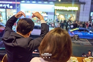 유엔총회 참석차 미국 뉴욕을 방문한 이재명 대통령 부부가 9월 21일(현지 시간) 코리아타운을 방문해 시민들과 인사를 하고 있다.