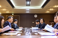 한성숙 국무총리가 9월 22일 세종시 정부세종청사에서 제1차 생명지킴 정책 간담회를 주재하고 있다.