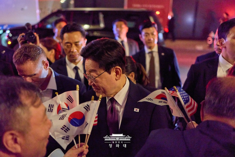 유엔총회 참석차 미국 뉴욕을 방문한 이재명 대통령 부부가 9월 21일(현지 시간) 코리아타운을 방문해 시민들과 인사를 하고 있다.