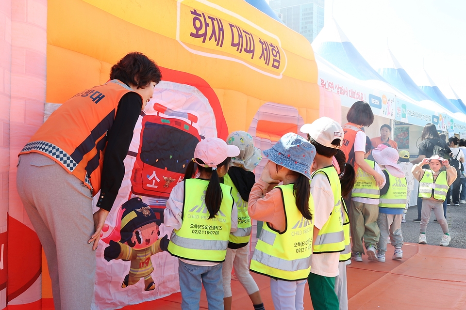 9월 17일 서울 여의도공원에서 열린 ‘2026년 서울안전한마당’ 행사에서 어린이들이 화재 대피 체험을 하고 있다.