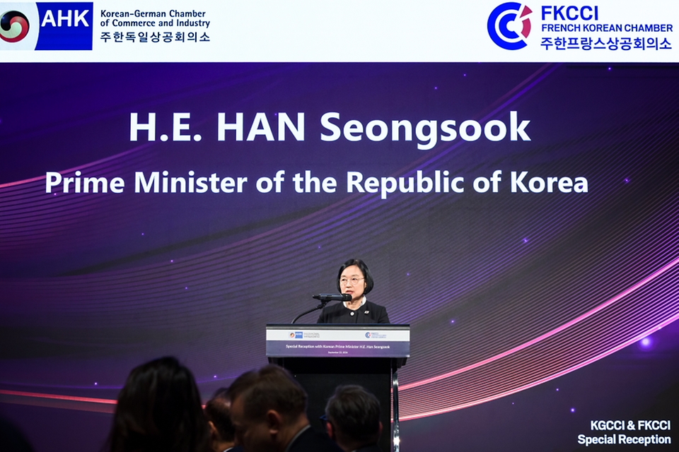 한성숙 국무총리가 9월 22일 서울 중구 반얀트리 호텔에서 열린 주한 독일ㆍ프랑스 상공회의소 공동만찬 개회식에서 축사하고 있다.