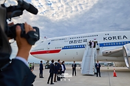 이재명 대통령과 김혜경 여사가 9월 21일(현지 시간) 미국 뉴욕 JFK 국제공항에 도착한 공군 1호기에서 환영객에게 인사하고 있다.