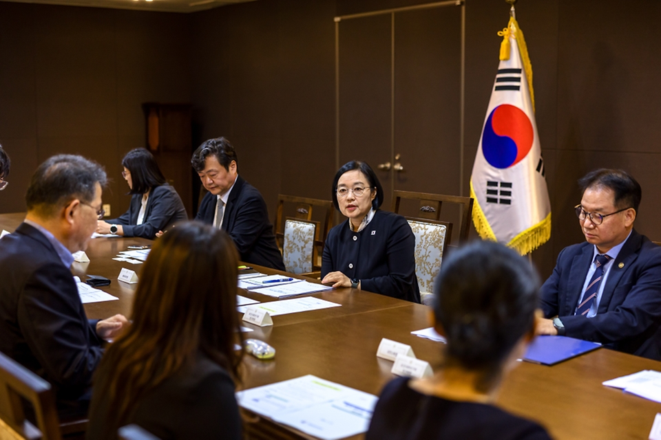 한성숙 국무총리가 9월 22일 세종시 정부세종청사에서 제1차 생명지킴 정책 간담회를 주재하고 있다.