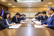 한성숙 국무총리가 9월 22일 세종시 정부세종청사에서 제1차 생명지킴 정책 간담회를 주재하고 있다.