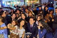 유엔총회 참석차 미국 뉴욕을 방문한 이재명 대통령과 김혜경 여사가 9월 21일(현지 시간) 코리아타운을 방문해 시민들과 기념촬영을 하고 있다.