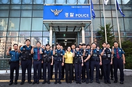 한성숙 국무총리가 9월 23일 추석연휴 비상근무기관인 서초경찰서와 서초소방서에 방문하고 근무자를 격려하고 있다.