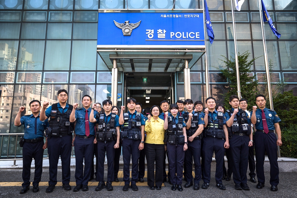 한성숙 국무총리가 9월 23일 추석연휴 비상근무기관인 서초경찰서와 서초소방서에 방문하고 근무자를 격려하고 있다.