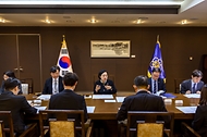 한성숙 국무총리가 9월 22일 세종시 정부세종청사에서 제1차 생명지킴 정책 간담회를 주재하고 있다.