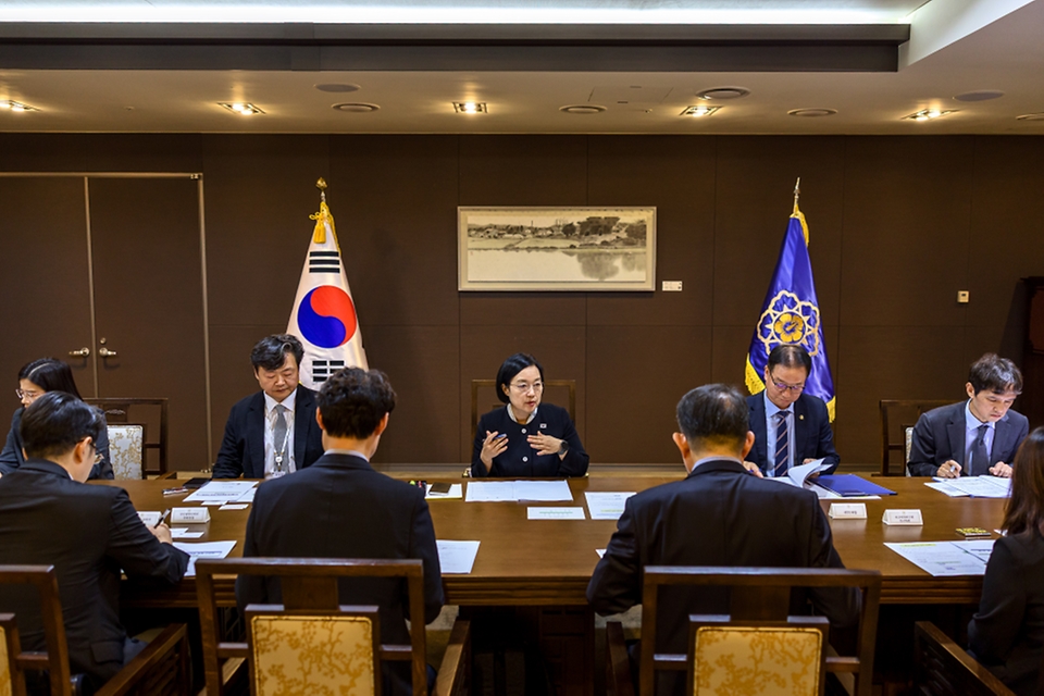 한성숙 국무총리가 9월 22일 세종시 정부세종청사에서 제1차 생명지킴 정책 간담회를 주재하고 있다.