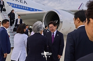 이재명 대통령이 9월 21일(현지 시간) 미국 뉴욕 JFK 국제공항에서 영접 나온 강경화 주미대사와 인사하고 있다.