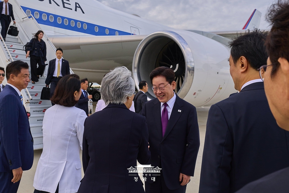 이재명 대통령이 9월 21일(현지 시간) 미국 뉴욕 JFK 국제공항에서 영접 나온 강경화 주미대사와 인사하고 있다.