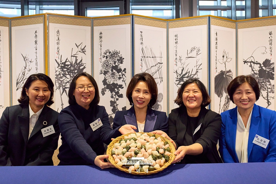 이재명 대통령과 뉴욕을 방문 중인 김혜경 여사가 9월 23일(현지 시간) 뉴욕한국문화원에서 열린 뉴욕가정상담소와 함께하는 추석맞이 송편 빚기 행사에서 참석자들과 직접 빚은 송편을 들고 기념촬영을 하고 있다.