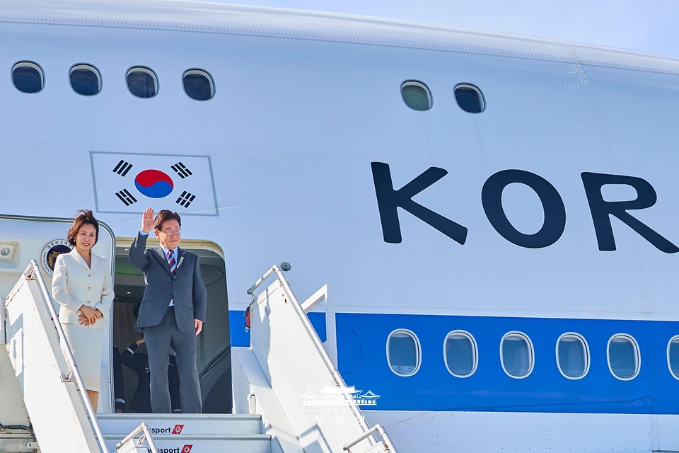 미국 방문 일정을 마치고 멕시코를 국빈 방문하는 이재명 대통령과 김혜경 여사가 9월 23일(현지 시간) 뉴욕 JFK공항 공군 1호기에서 환송객을 향해 인사하고 있다.
