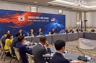 이재명 대통령이 9월 23일(현지 시간) 미국 뉴욕 한 호텔에서 열린 '대한민국 투자 서밋 2026' 행사에서 참석자의 발언을 듣고 있다.