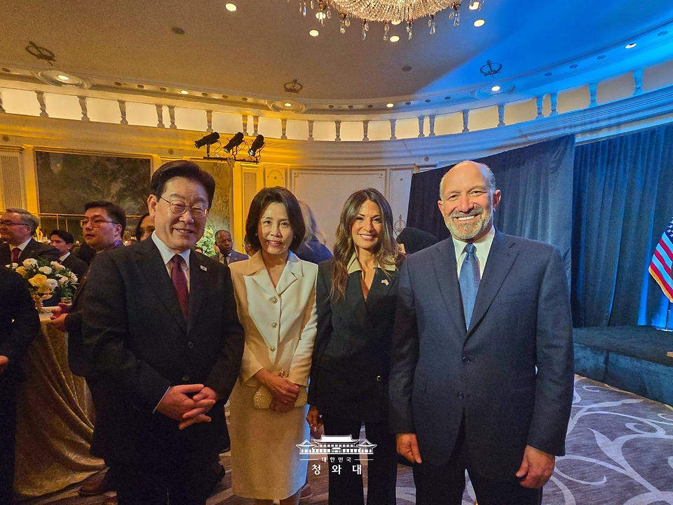 이재명 대통령과 김혜경 여사가 9월 22일(현지 시간) 미국 뉴욕 한 호텔에서 도널드 트럼프 미국 대통령 주최로 열린 리셉션에서 하워드 러트닉 미국 상무부 장관 부부와 기념촬영을 하고 있다.