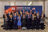 이재명 대통령이 9월 23일(현지 시간) 미국 뉴욕 한 호텔에서 열린 '대한민국 투자 서밋 2026' 행사에 앞서 참석자들과 기념촬영을 하고 있다.