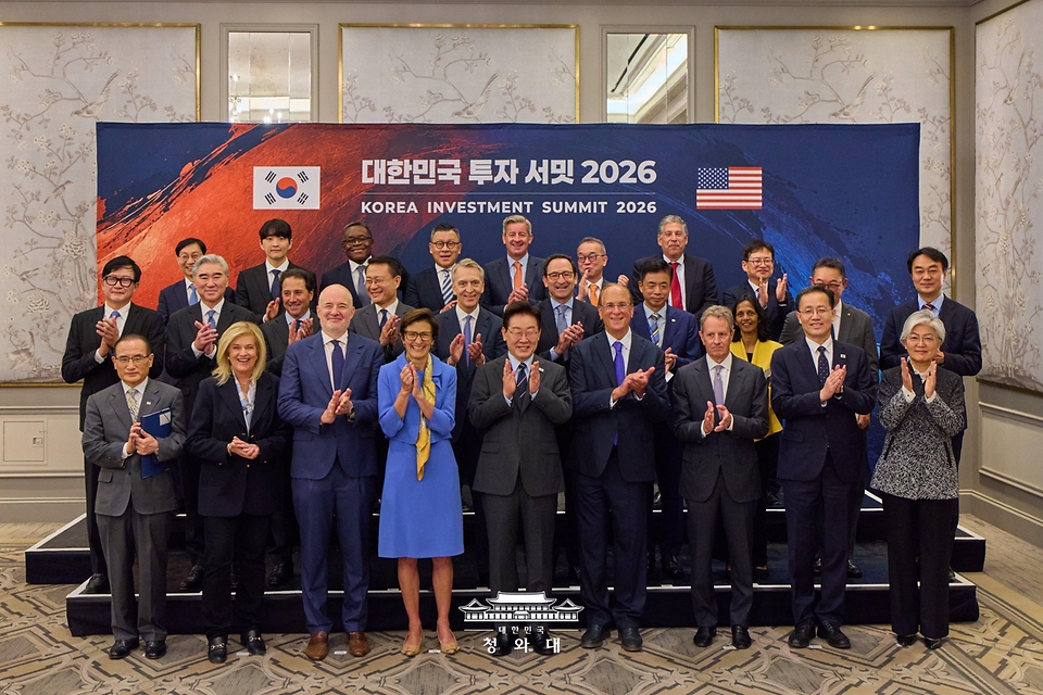이재명 대통령이 9월 23일(현지 시간) 미국 뉴욕 한 호텔에서 열린 '대한민국 투자 서밋 2026' 행사에 앞서 참석자들과 기념촬영을 하고 있다.