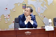 송기호 국가안보실 제3차장이 9월 23일 서울 송파구 한국인터넷진흥원에 마련된 민·관·군 합동 사이버상황실을 방문해 연휴기간 사이버위협 모니터링 및 비상대응체계를 점검하고 있다.