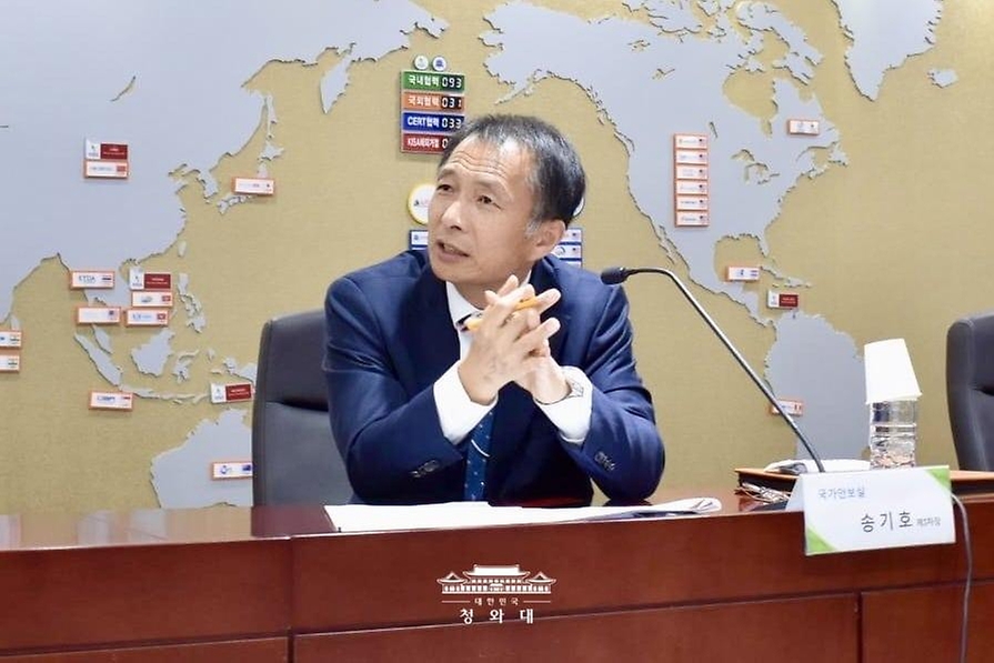 송기호 국가안보실 제3차장이 9월 23일 서울 송파구 한국인터넷진흥원에 마련된 민·관·군 합동 사이버상황실을 방문해 연휴기간 사이버위협 모니터링 및 비상대응체계를 점검하고 있다.