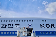 미국 방문 일정을 마치고 멕시코를 국빈 방문하는 이재명 대통령과 김혜경 여사가 9월 23일(현지 시간) 뉴욕 JFK공항 공군 1호기에서 환송객을 향해 인사하고 있다.
