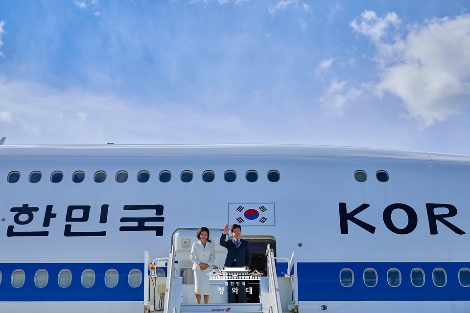 미국 방문 일정을 마치고 멕시코를 국빈 방문하는 이재명 대통령과 김혜경 여사가 9월 23일(현지 시간) 뉴욕 JFK공항 공군 1호기에서 환송객을 향해 인사하고 있다.