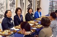 이재명 대통령과 뉴욕을 방문 중인 김혜경 여사가 9월 23일(현지 시간) 뉴욕한국문화원에서 열린 뉴욕가정상담소와 함께하는 추석맞이 송편 빚기 행사에서 참석자들과 직접 빚은 송편을 맛보고 있다.