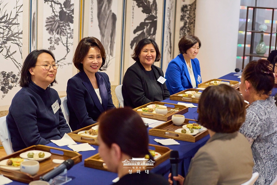이재명 대통령과 뉴욕을 방문 중인 김혜경 여사가 9월 23일(현지 시간) 뉴욕한국문화원에서 열린 뉴욕가정상담소와 함께하는 추석맞이 송편 빚기 행사에서 참석자들과 직접 빚은 송편을 맛보고 있다.
