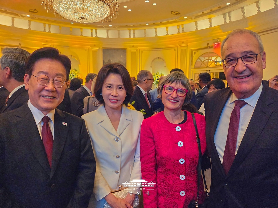 이재명 대통령과 김혜경 여사가9월  22일(현지 시간) 미국 뉴욕 한 호텔에서 도널드 트럼프 미국 대통령 주최로 열린 리셉션에서 기 파물랭 스위스 대통령 부부와 기념촬영을 하고 있다.