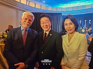 이재명 대통령과 김혜경 여사가 9월 22일(현지 시간) 미국 뉴욕 한 호텔에서 도널드 트럼프 미국 대통령 주최로 열린 리셉션에서 페트르 파벨 체코 대통령과 기념촬영을 하고 있다.