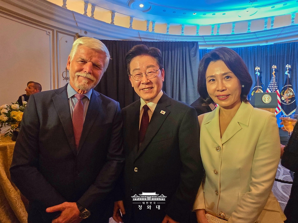 이재명 대통령과 김혜경 여사가 9월 22일(현지 시간) 미국 뉴욕 한 호텔에서 도널드 트럼프 미국 대통령 주최로 열린 리셉션에서 페트르 파벨 체코 대통령과 기념촬영을 하고 있다.