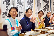 이재명 대통령과 뉴욕을 방문 중인 김혜경 여사가 9월 23일(현지 시간) 뉴욕한국문화원에서 열린 뉴욕가정상담소와 함께하는 추석맞이 송편 빚기 행사에 참석하고 있다.