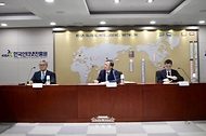 송기호 국가안보실 제3차장이 9월 23일 서울 송파구 한국인터넷진흥원에 마련된 민·관·군 합동 사이버상황실을 방문해 연휴기간 사이버위협 모니터링 및 비상대응체계를 점검하고 있다.