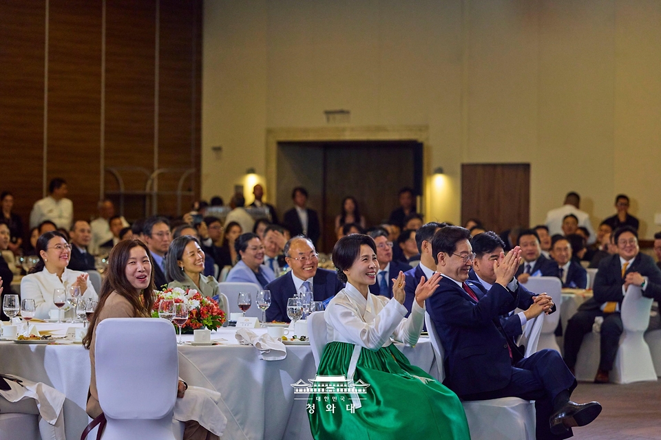 이재명 대통령과 김혜경 여사가 9월 24일(현지 시간) 멕시코 한 호텔에서 열린 동포 만찬간담회에서 공연을 관람하고 있다.