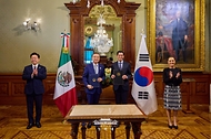조현 외교부 장관과 로베르토 벨라스코 알바레스 멕시코 외교부 장관이 9월 24일(현지 시간) 이재명 대통령과 클라우디아 셰인바움 멕시코 대통령이 임석한 가운데 멕시코시티 대통령궁에서 장학금 및 학술교류 양해각서를 교환한 뒤 기념촬영을 하고 있다.